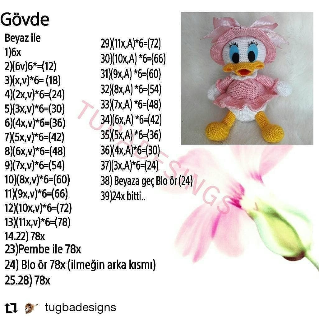 Pembe elbise, pembe şapka, sarı gaga ve ayak giyen ördek tığ işi modeli.