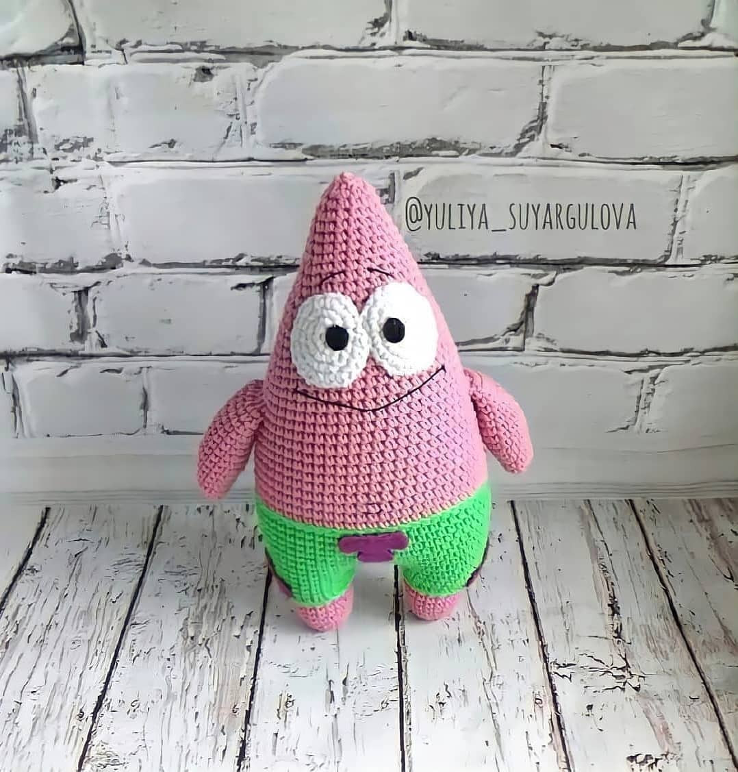 Pembe Patrick tığ işi modeli, mavi pantolon.