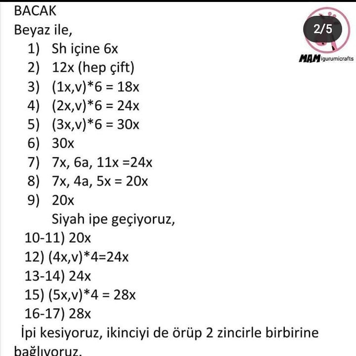 Siyah giysiler ve pembe tasma giyen bir kedi için tığ işi tarifi