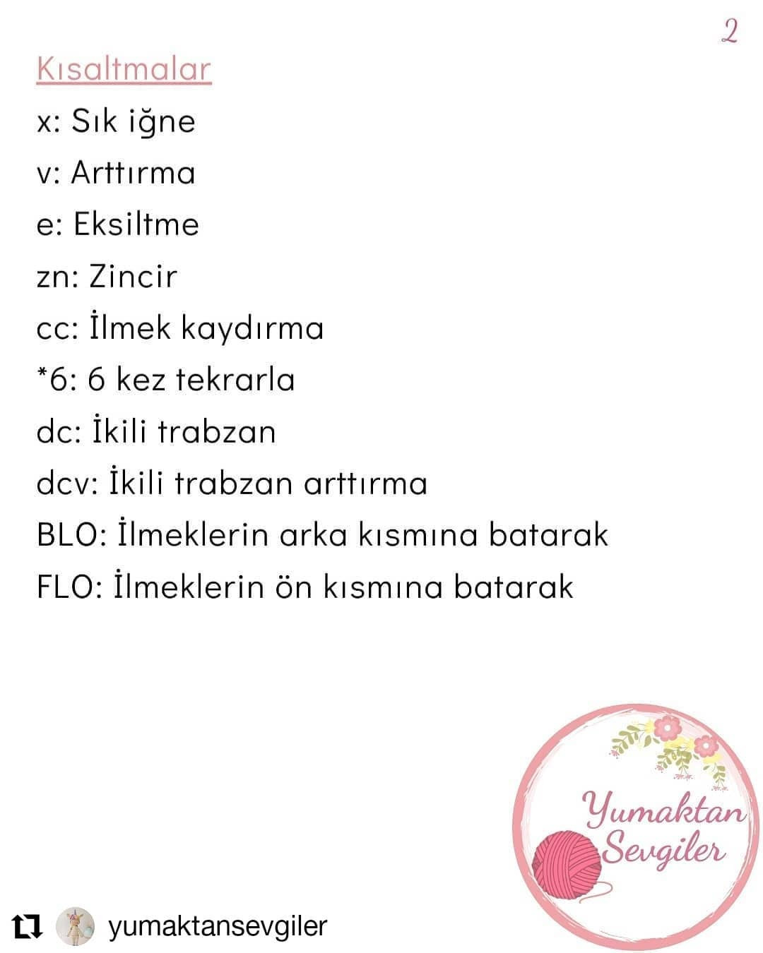 Siyah saçlı, mavi elbiseli, beyaz çoraplı, sarı fiyonklu bebek için tığ işi modeli.