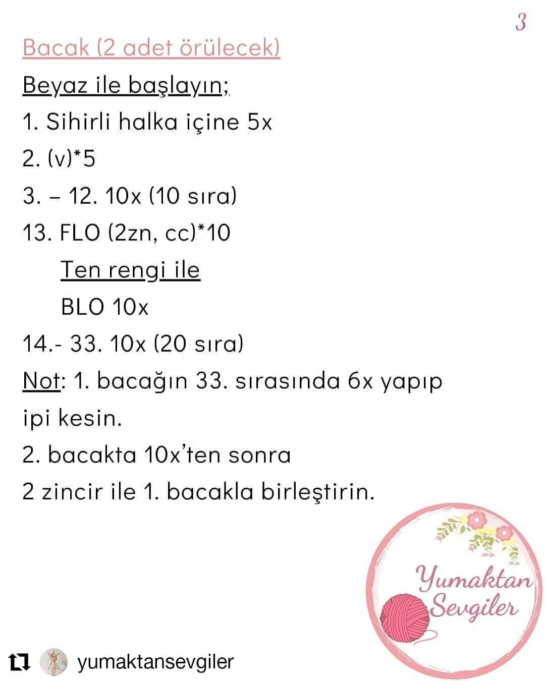 Siyah saçlı, mavi elbiseli, beyaz çoraplı, sarı fiyonklu bebek için tığ işi modeli.