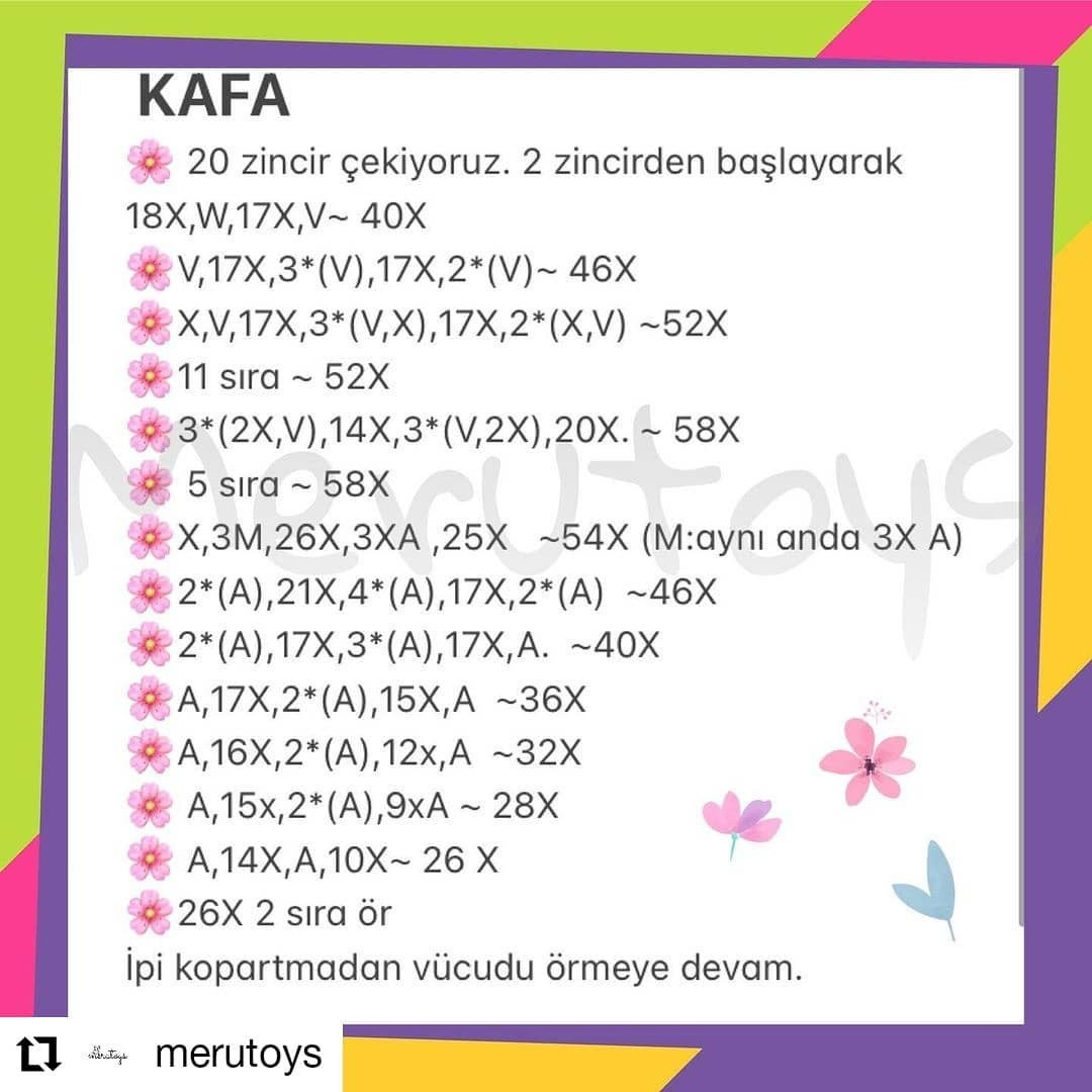 Uyuyan bir tavşan için tığ işi desen, turuncu-pembe kulaklar, sarı tulum giyiyor.