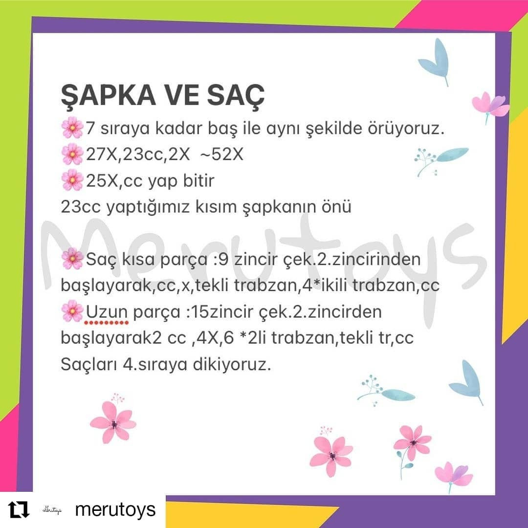 Uyuyan bir tavşan için tığ işi desen, turuncu-pembe kulaklar, sarı tulum giyiyor.