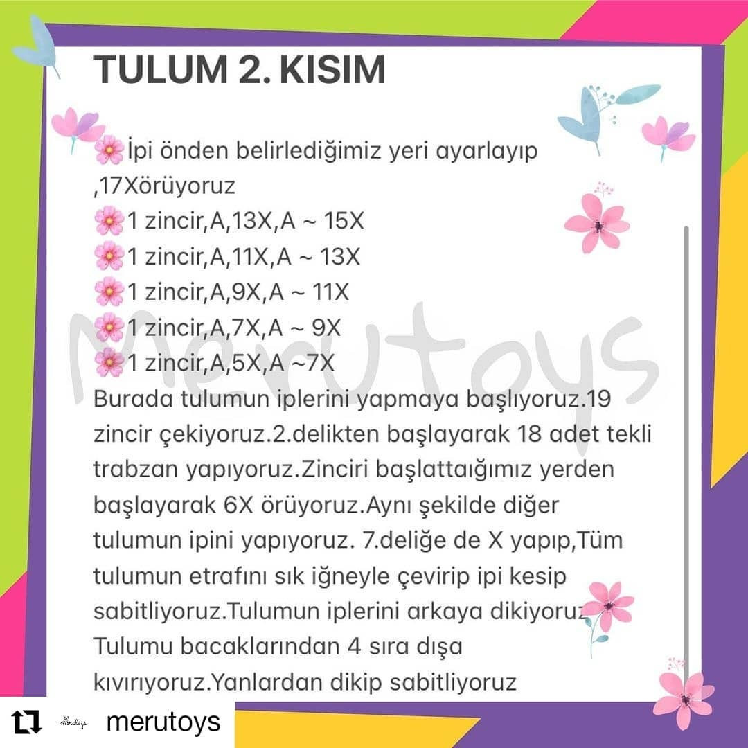 Uyuyan bir tavşan için tığ işi desen, turuncu-pembe kulaklar, sarı tulum giyiyor.