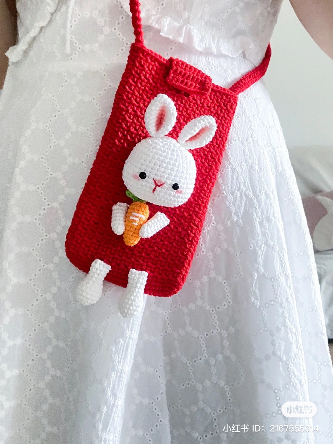 Crochet pattern for a phone case decorated with a rabbit