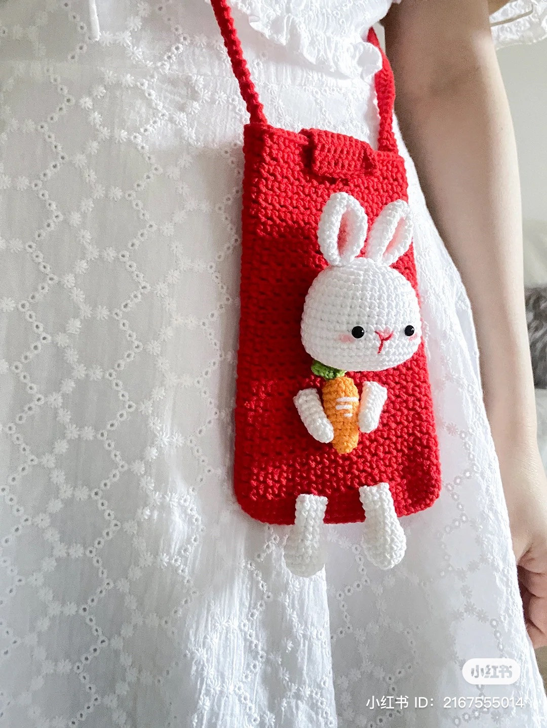 Crochet pattern for a phone case decorated with a rabbit