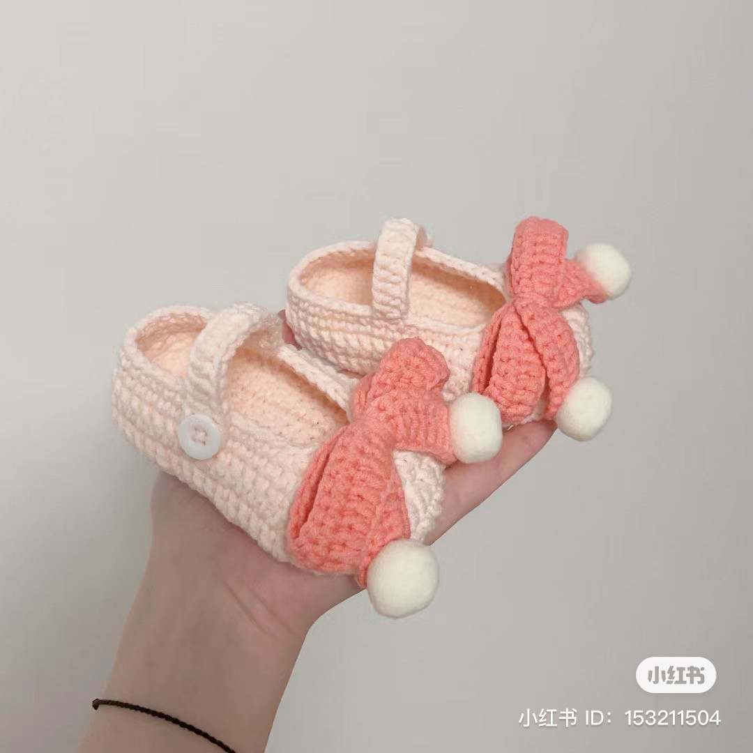 Crochet pattern for black doll shoes