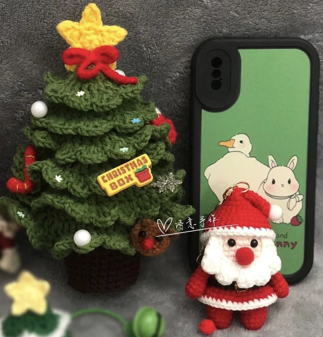 Hướng dẫn móc cây thông noel, ngôi sao màu vàng ở trên đỉnh.