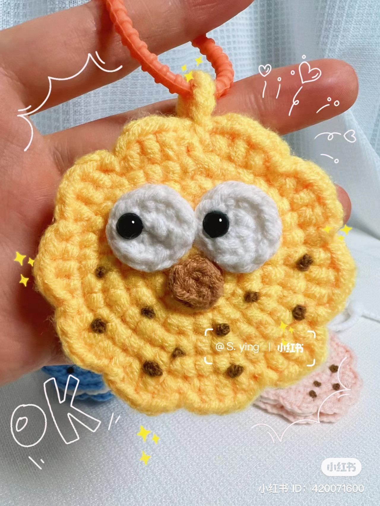 Sandwich cookie pendant crochet pattern