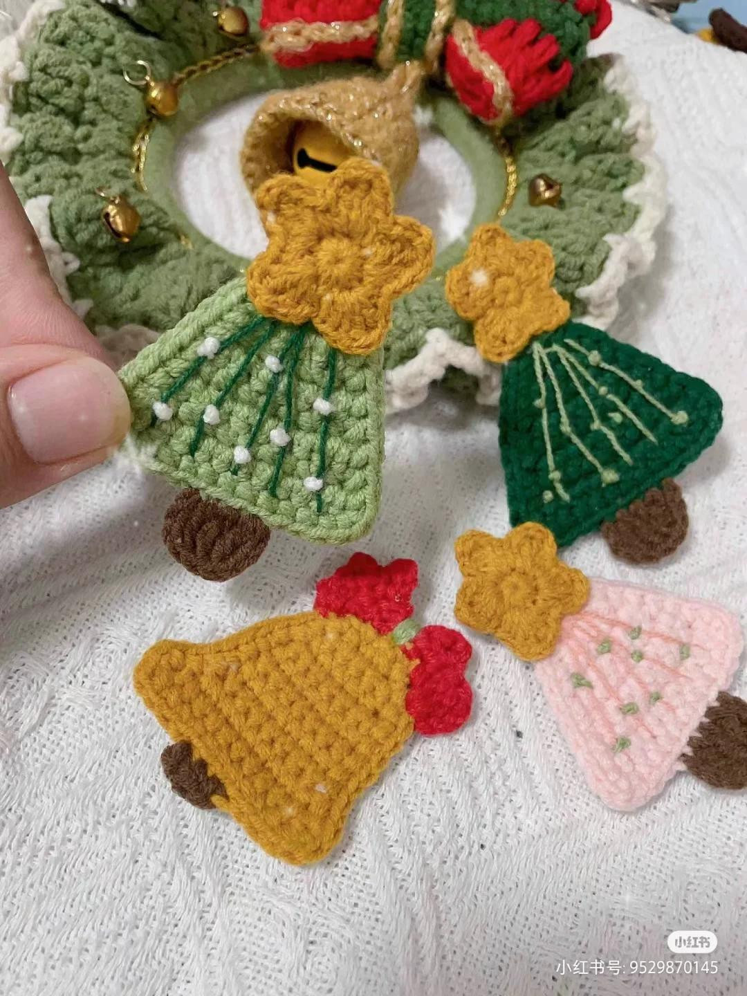 Christmas tree and bell crochet pattern.