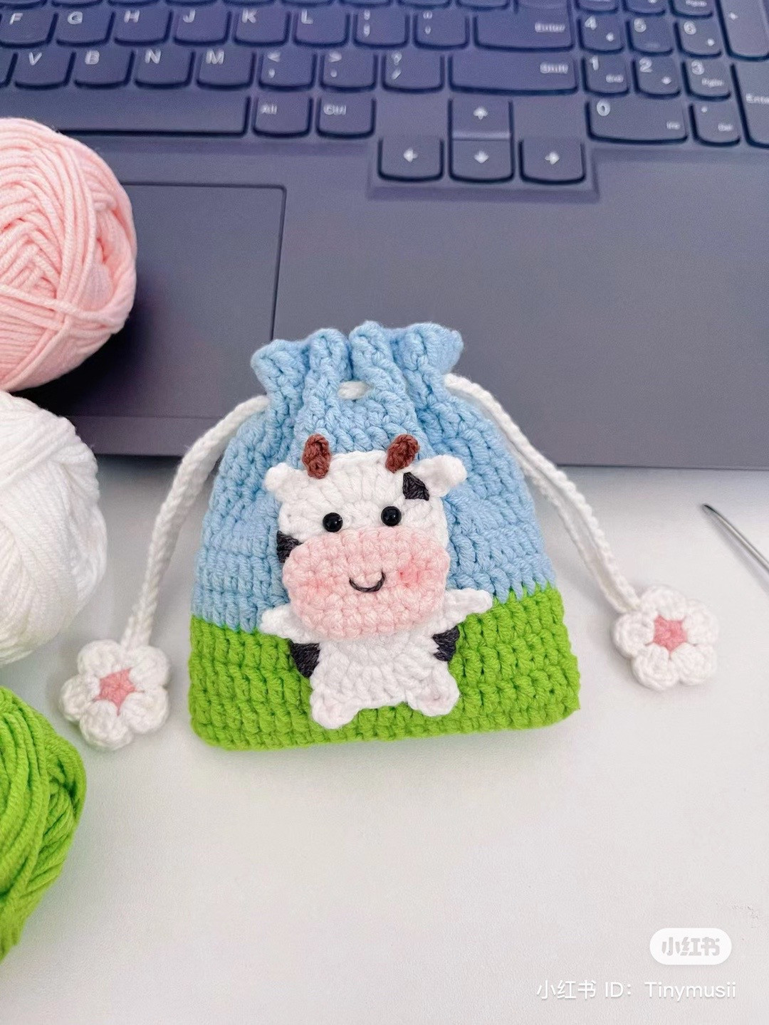 Crochet pattern for a drawstring bag decorated with a cow