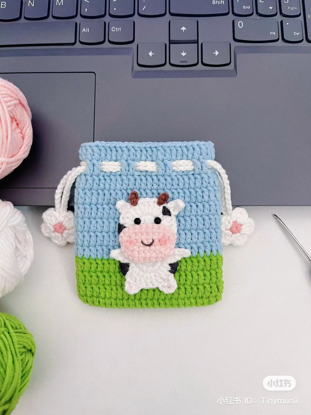 Crochet pattern for a drawstring bag decorated with a cow