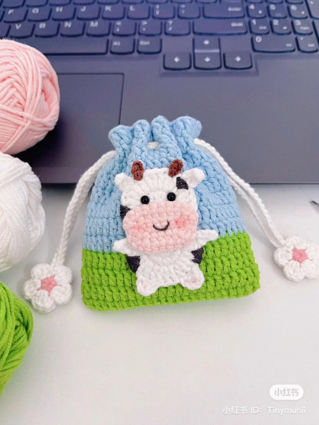 Crochet pattern for a drawstring bag decorated with a cow