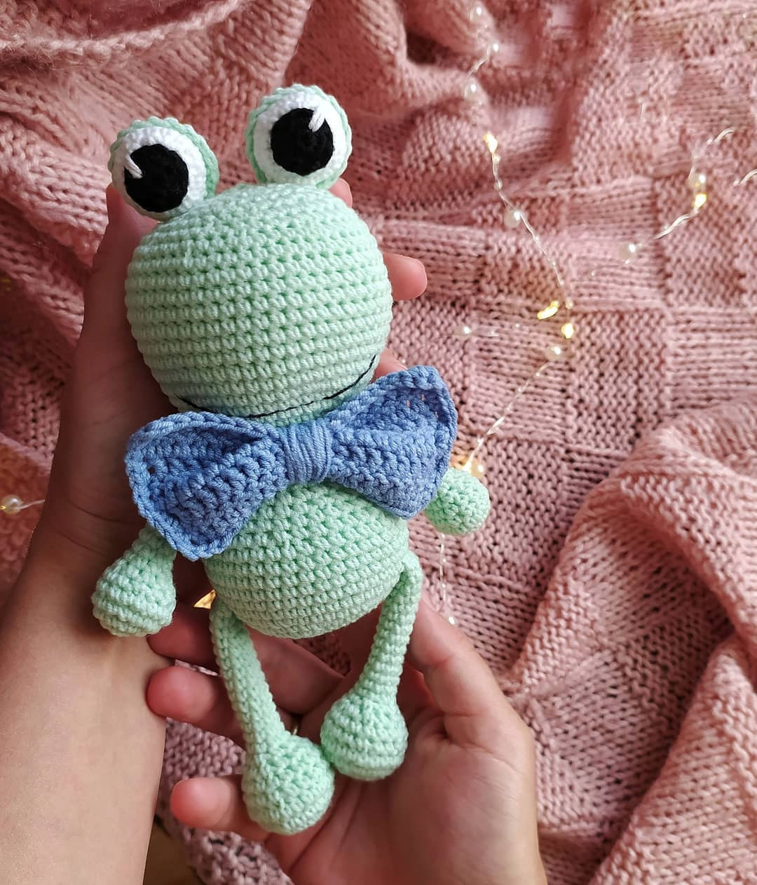 Crochet pattern for blue bulging-eyed frog, bow, scarf