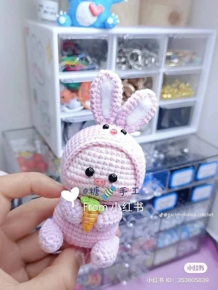 Tổng hợp 12 chart móc đơn giản: Chart móc chim cánh cụt, bé bunny mochi (đầu thỏ) mũ heo nghiêm nghị, mũ dâu tây và ngôi sao, mũ sinh nhật con hổ, mèo bánh bao, rồng đeo yếm, heo mặc pijama thỏ, mini girl, hoa móc khóa, totoro, ghim cài áo, mũ thỏ mini.