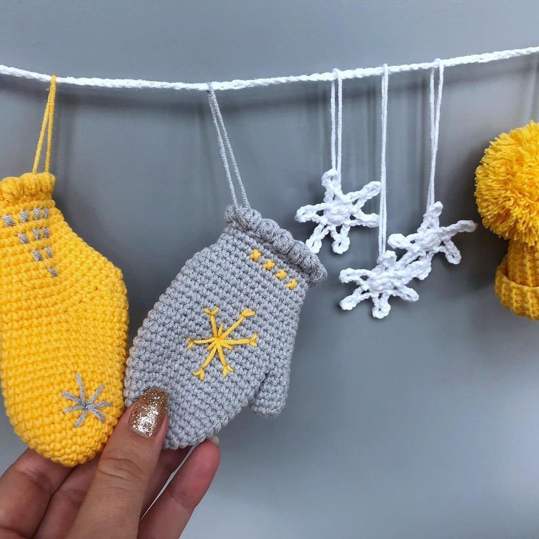 Crochet pattern for mini gloves to decorate the Christmas tree