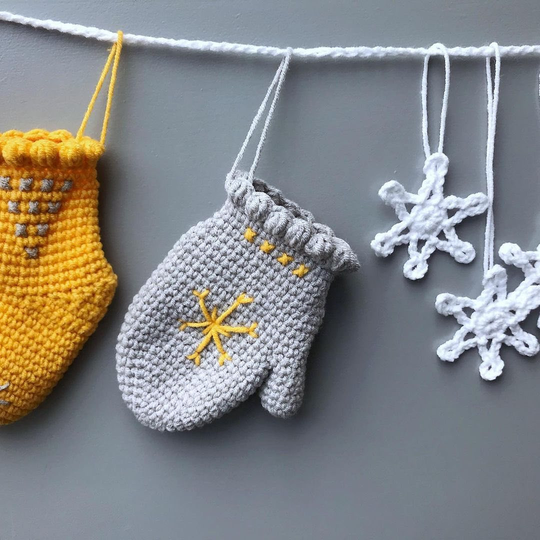 Crochet pattern for mini gloves to decorate the Christmas tree