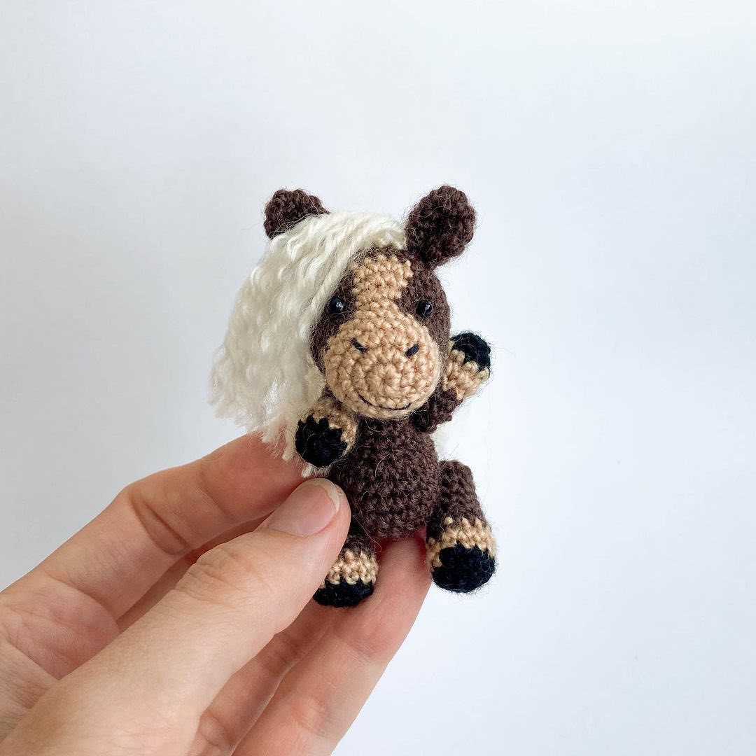 Free pattern for tiny horse🐴🤍
