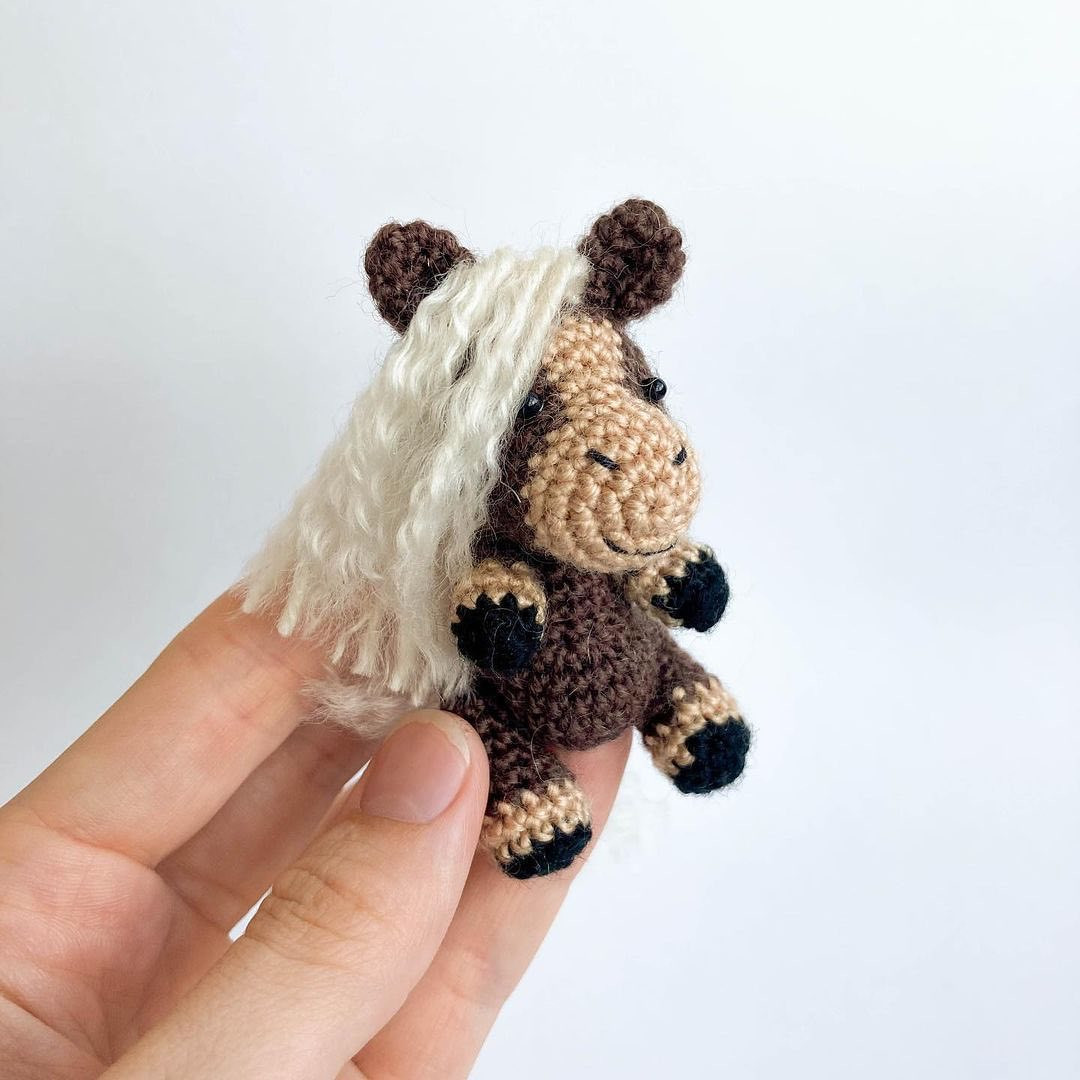 Free pattern for tiny horse🐴🤍
