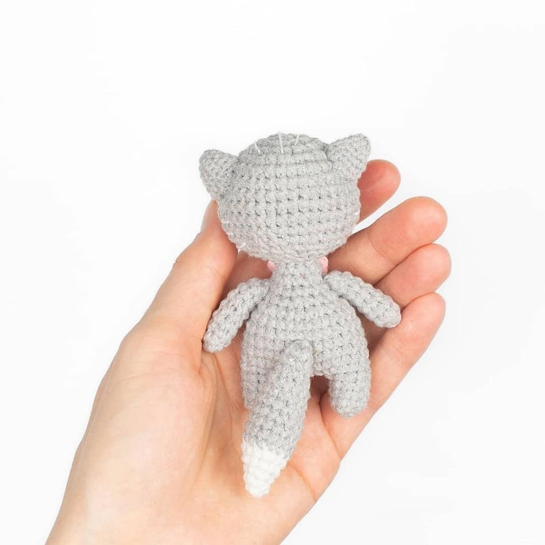 Gray cat crochet pattern with pink bow