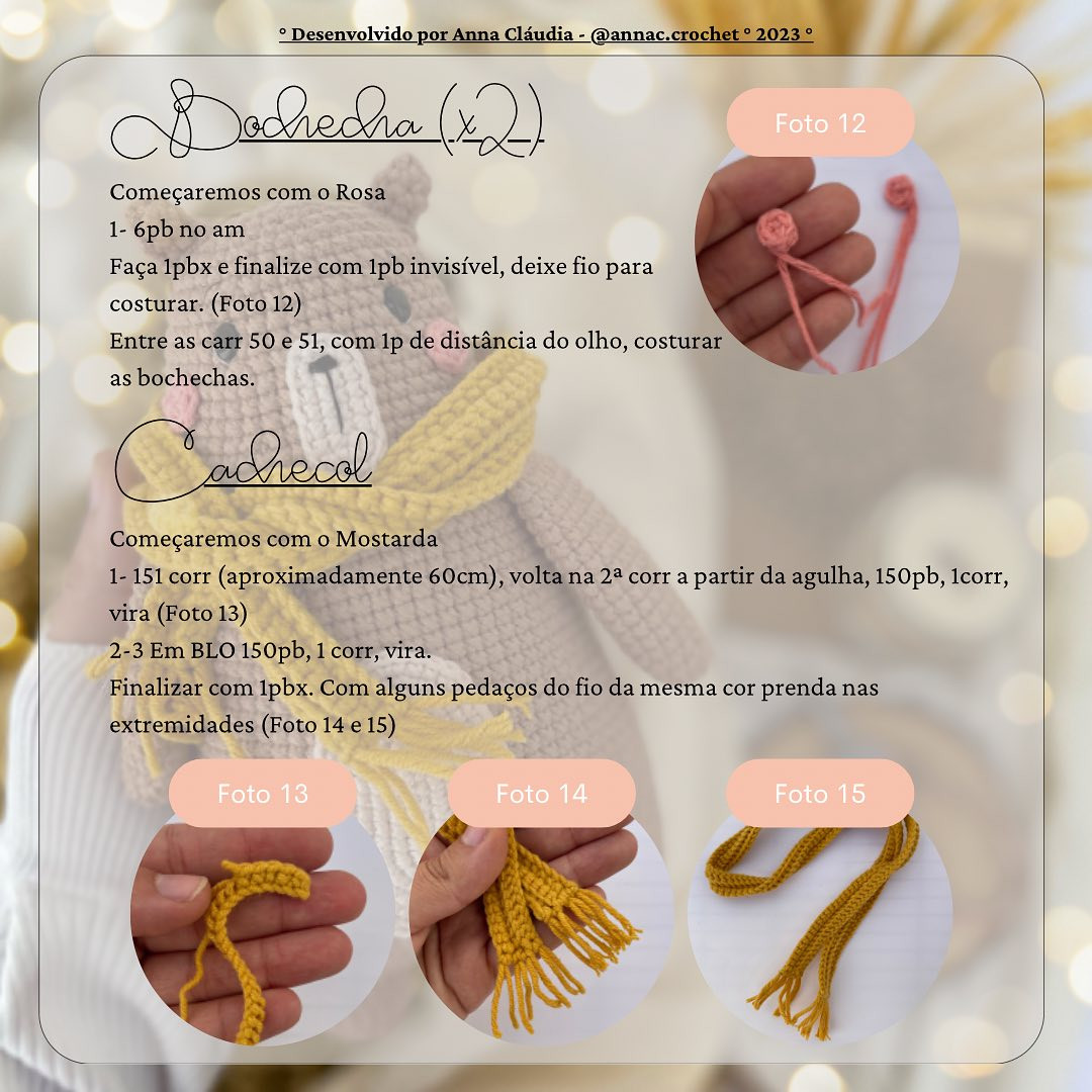 Instruções para fazer crochê um urso marrom enrolado em um lenço amarelo.