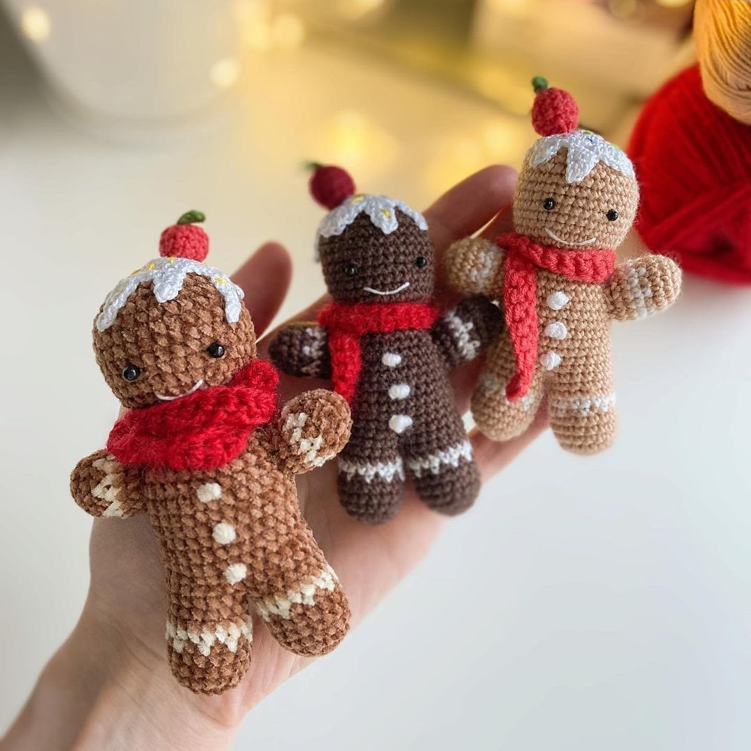 Mini gingerbread man crochet pattern