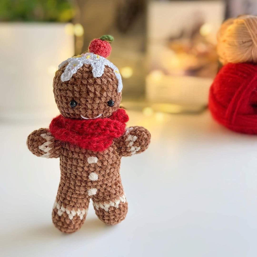 Mini gingerbread man crochet pattern
