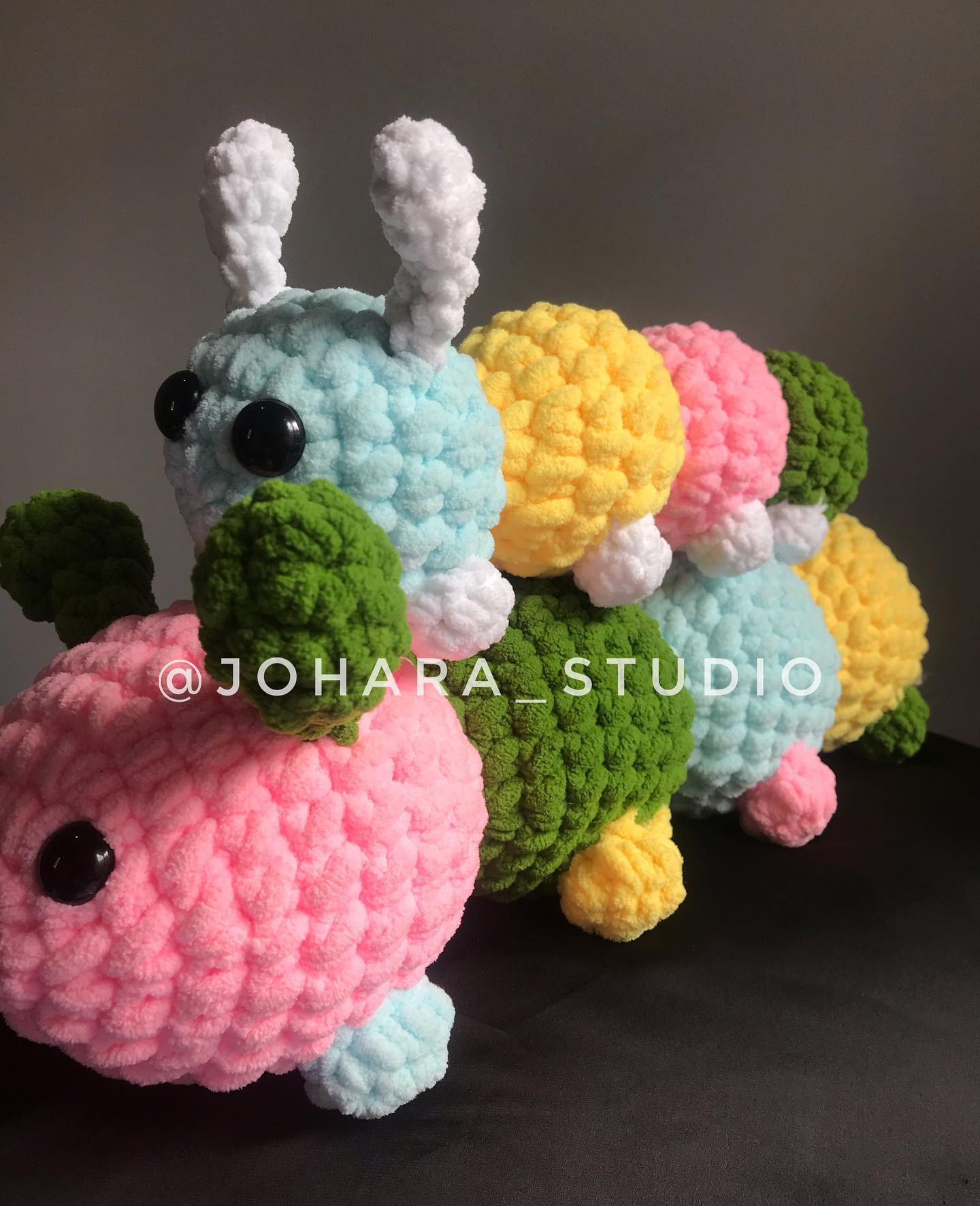 Mother worm crochet pattern carrying baby worm