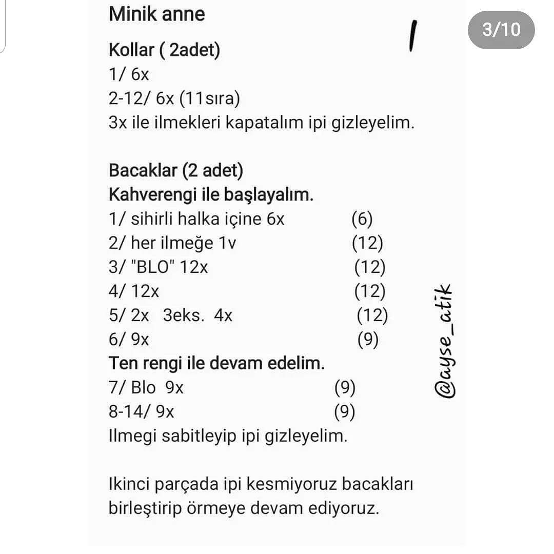 Beyaz bir elbise ve turuncu saç şapkası giyen bir bebek için tığ işi modeli.