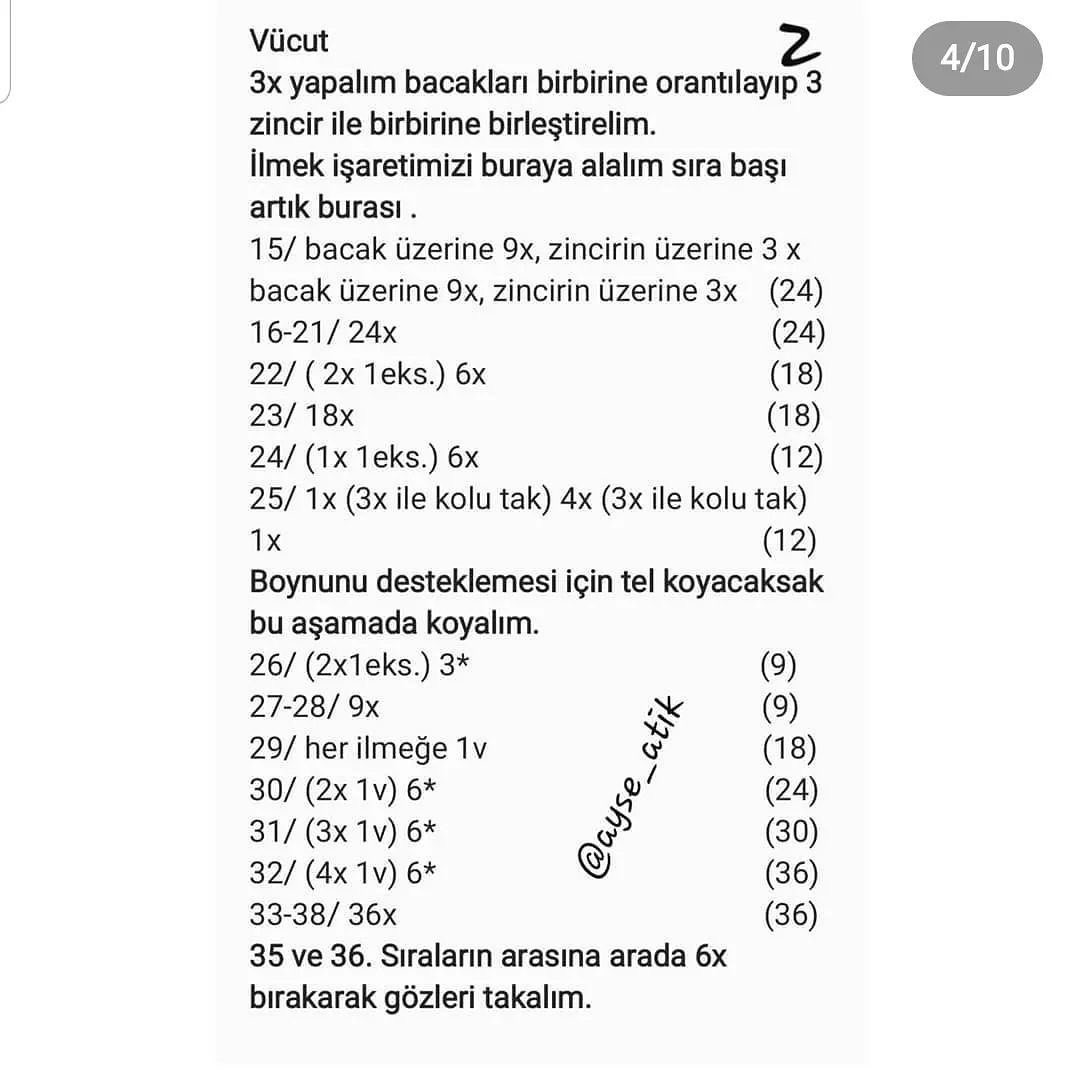 Beyaz bir elbise ve turuncu saç şapkası giyen bir bebek için tığ işi modeli.