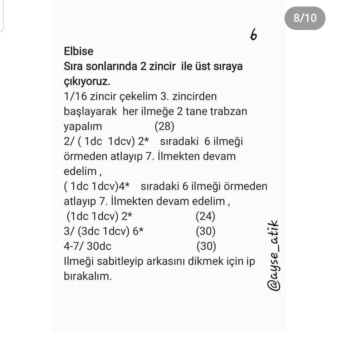 Beyaz bir elbise ve turuncu saç şapkası giyen bir bebek için tığ işi modeli.