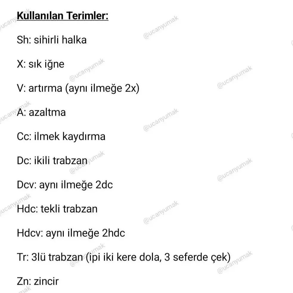 Boynunda bir eşarp bulunan bir panda çıngırağı için tığ işi modeli