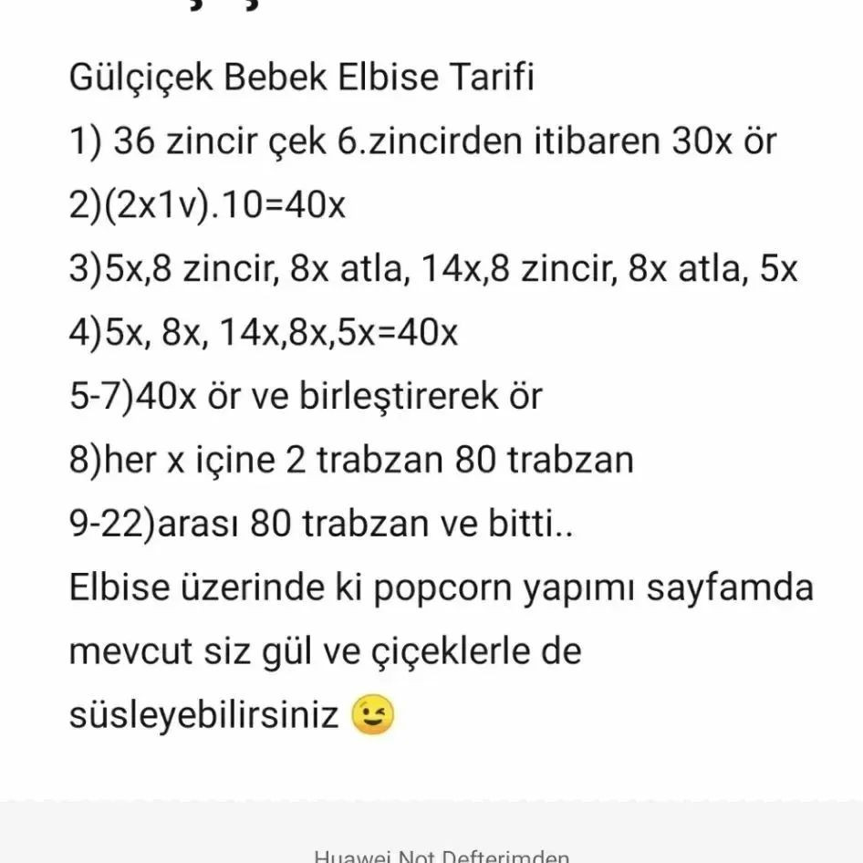 çok renkli noktalı bir elbise giyen bir bebek için tığ işi modeli.