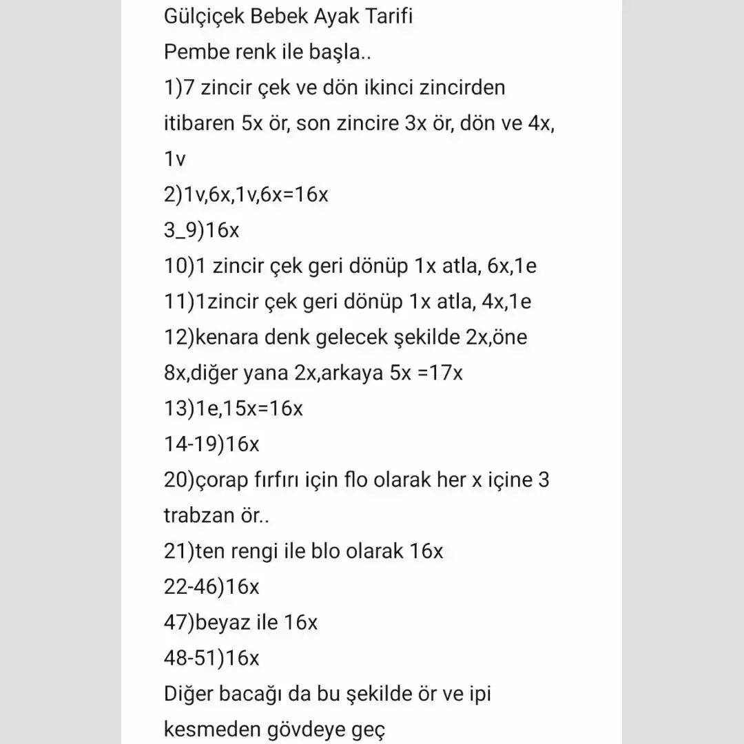 çok renkli noktalı bir elbise giyen bir bebek için tığ işi modeli.