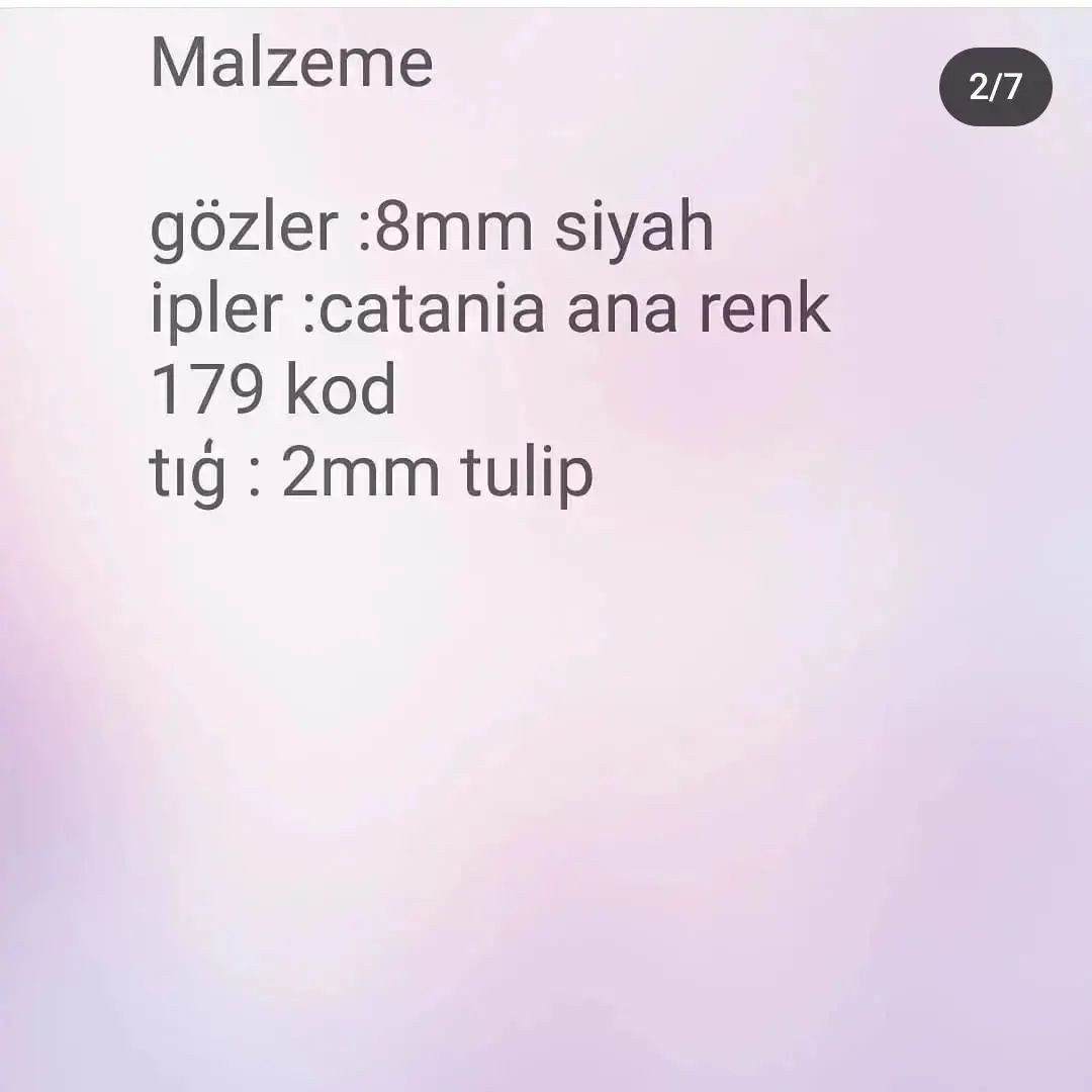 Etek ve gömlek giyen bir ayının tığ işi modeli.