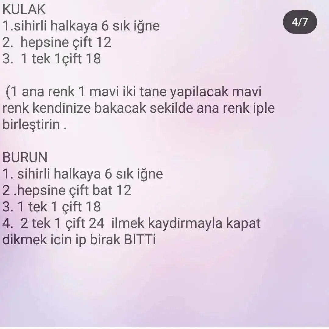 Etek ve gömlek giyen bir ayının tığ işi modeli.