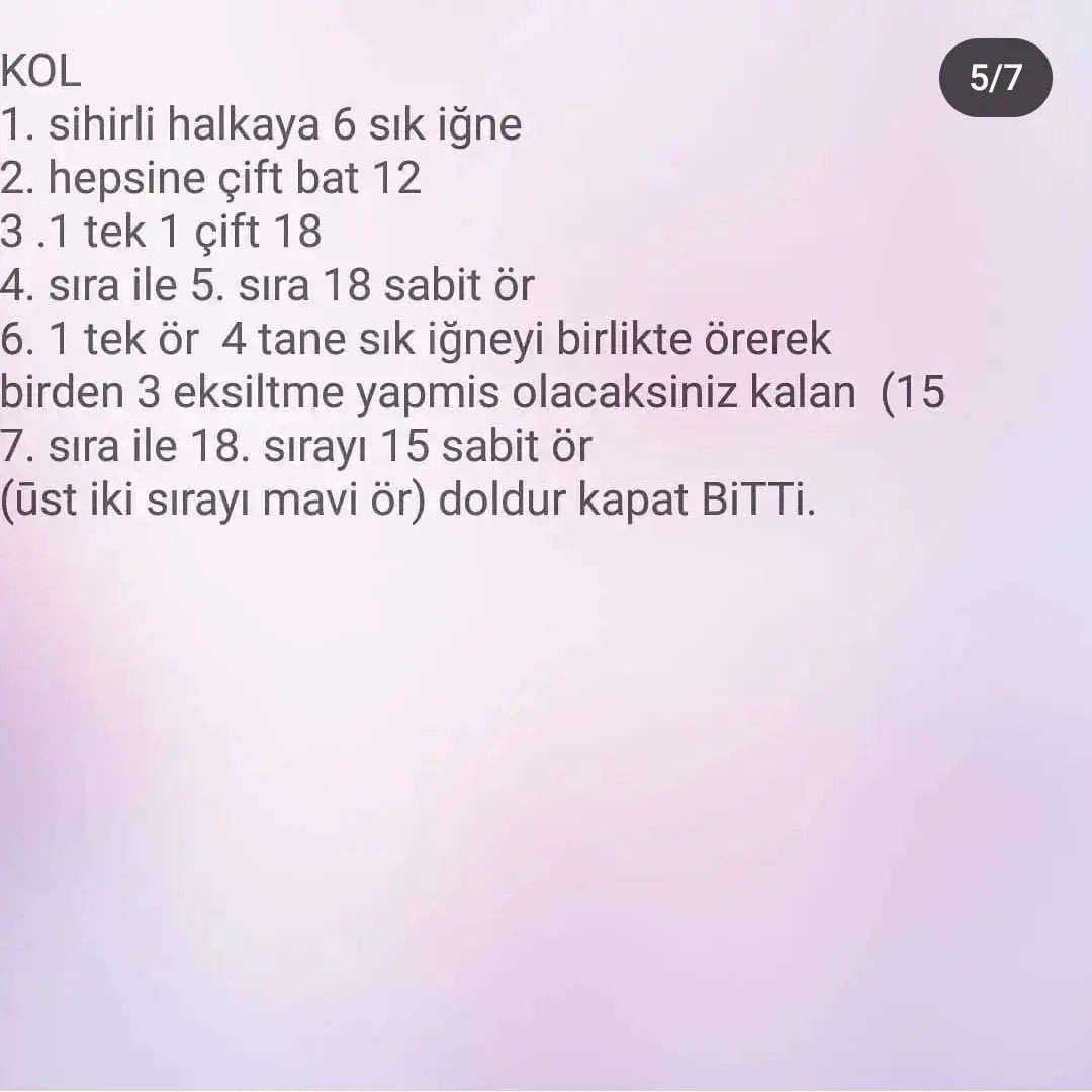 Etek ve gömlek giyen bir ayının tığ işi modeli.