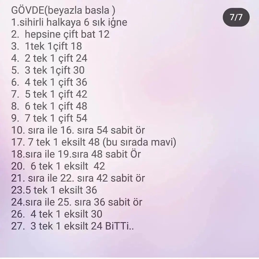 Etek ve gömlek giyen bir ayının tığ işi modeli.