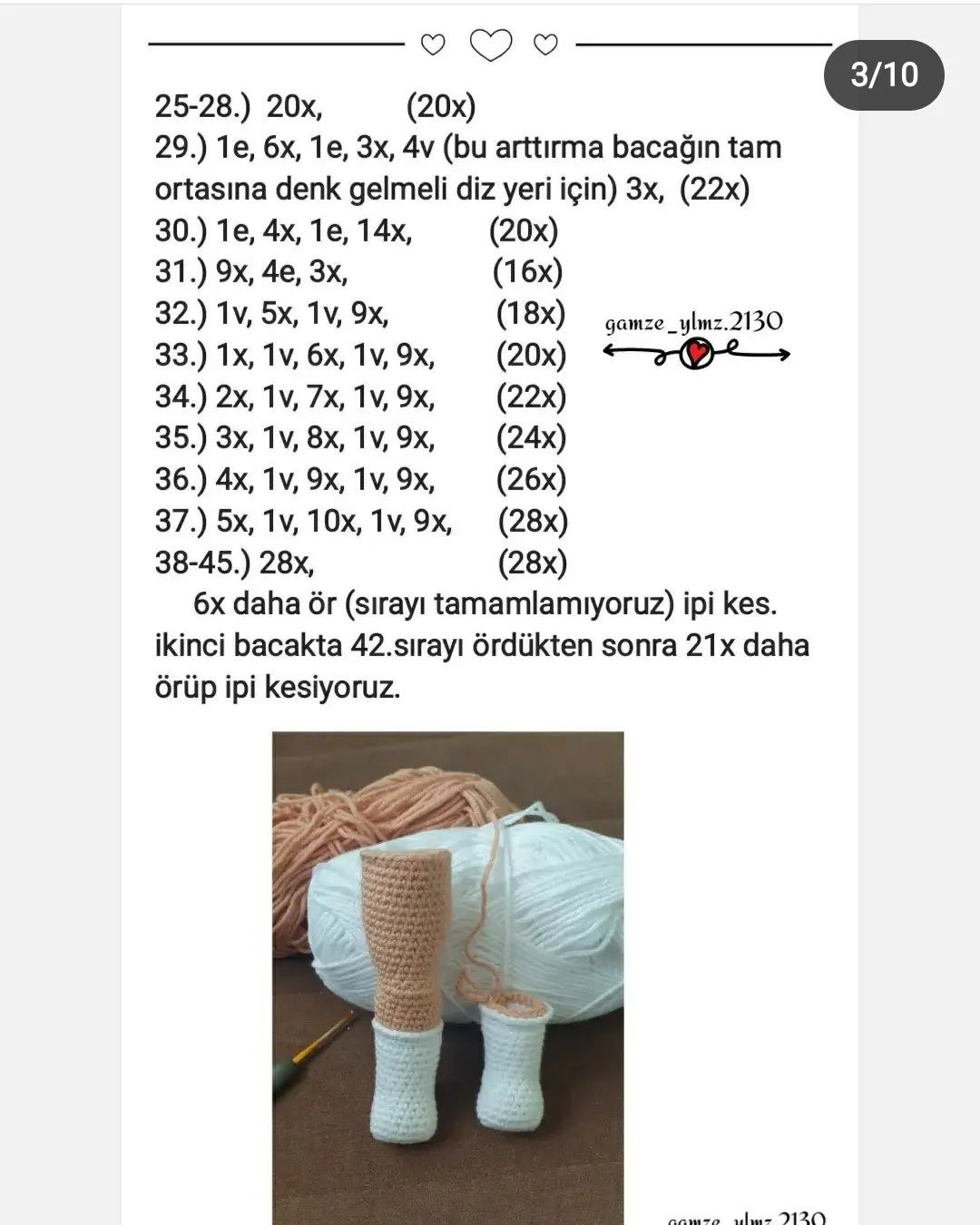 Gömlek ve pantolon giyen kahverengi saçlı bir bebek için tığ işi modeli.