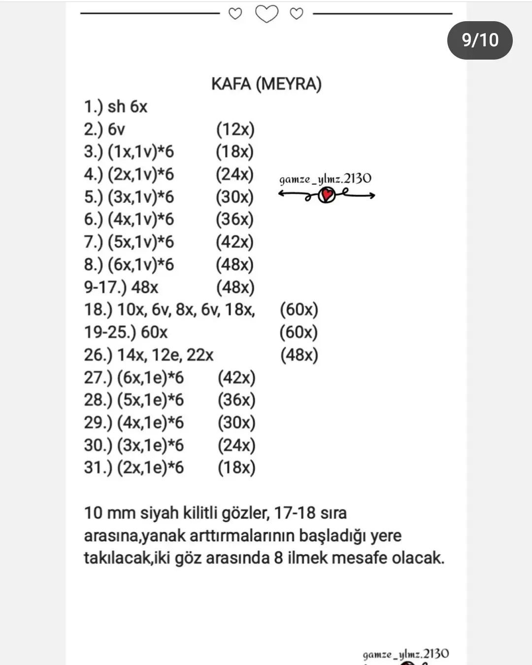 Gömlek ve pantolon giyen kahverengi saçlı bir bebek için tığ işi modeli.