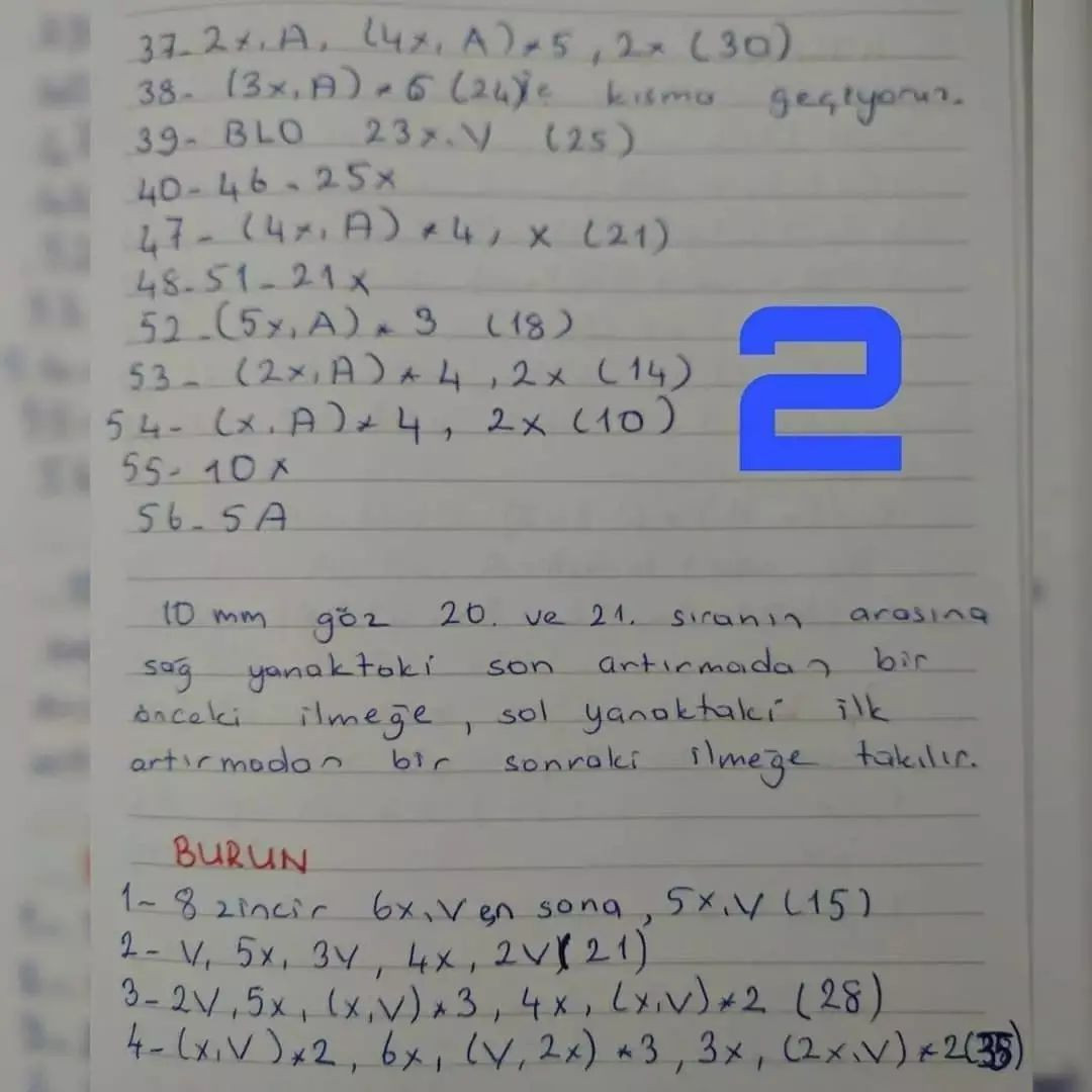 Gri ayı oyuncak seti için tığ işi modeli.