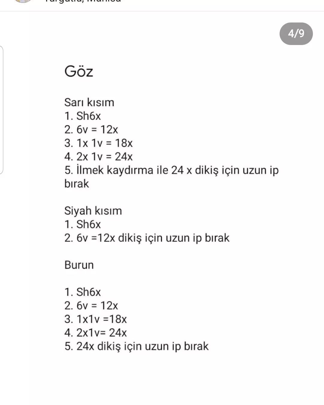 Kafasında fiyonk bulunan pembe bir elbise giyen siyah bir kedinin tığ işi modeli.