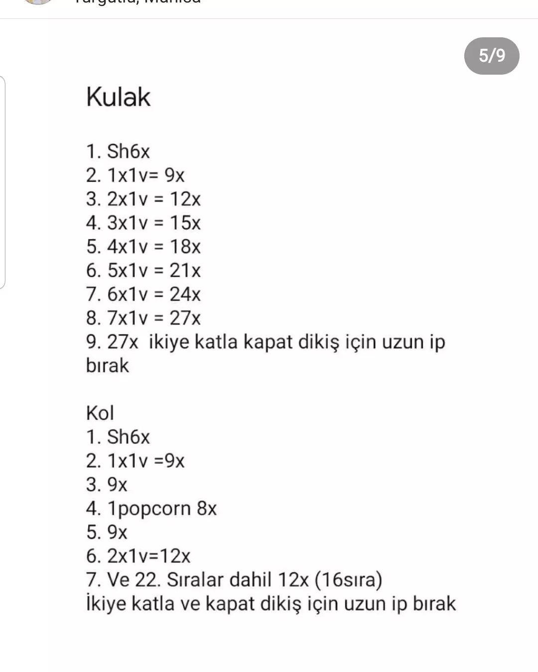 Kafasında fiyonk bulunan pembe bir elbise giyen siyah bir kedinin tığ işi modeli.