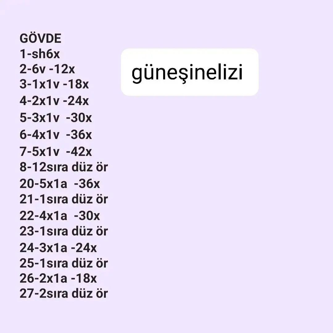 Kırmızı gömlek ve yeşil şapka giyen kardan adam tığ işi modeli