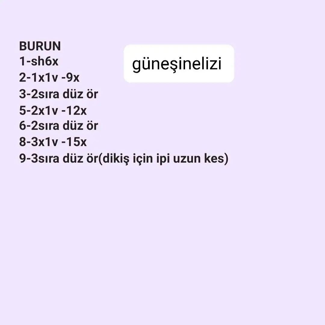 Kırmızı gömlek ve yeşil şapka giyen kardan adam tığ işi modeli