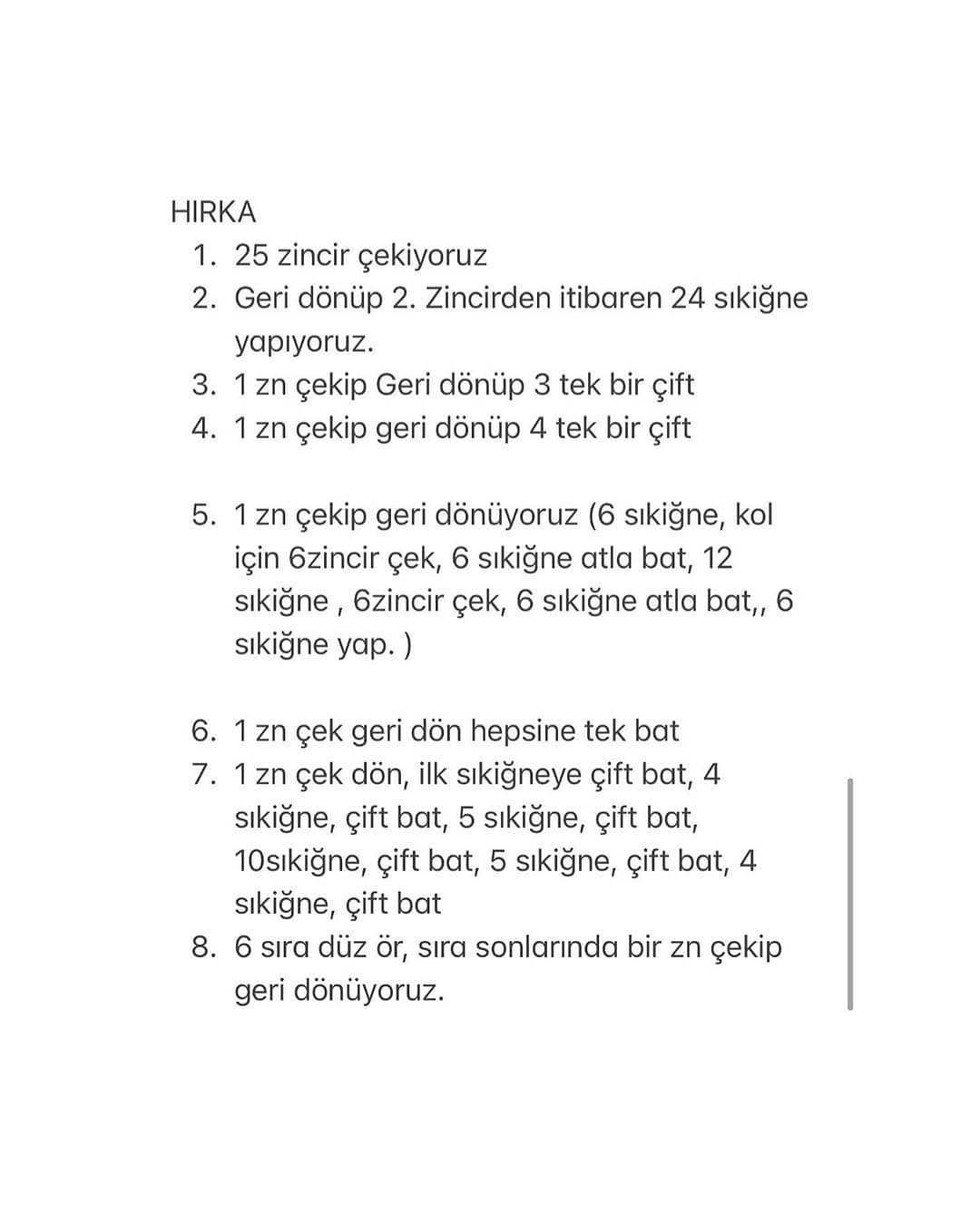 Mavi gömlek giyen, havuç tutan bir tavşanın tığ işi modeli