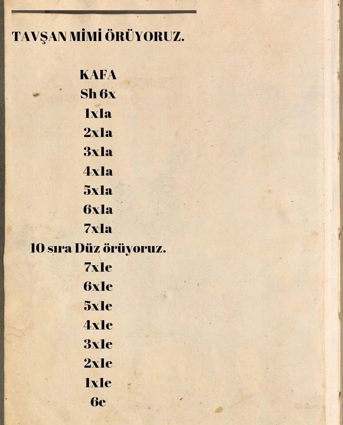 Mor bir fulara sarılmış bir tavşan için tığ işi modeli.