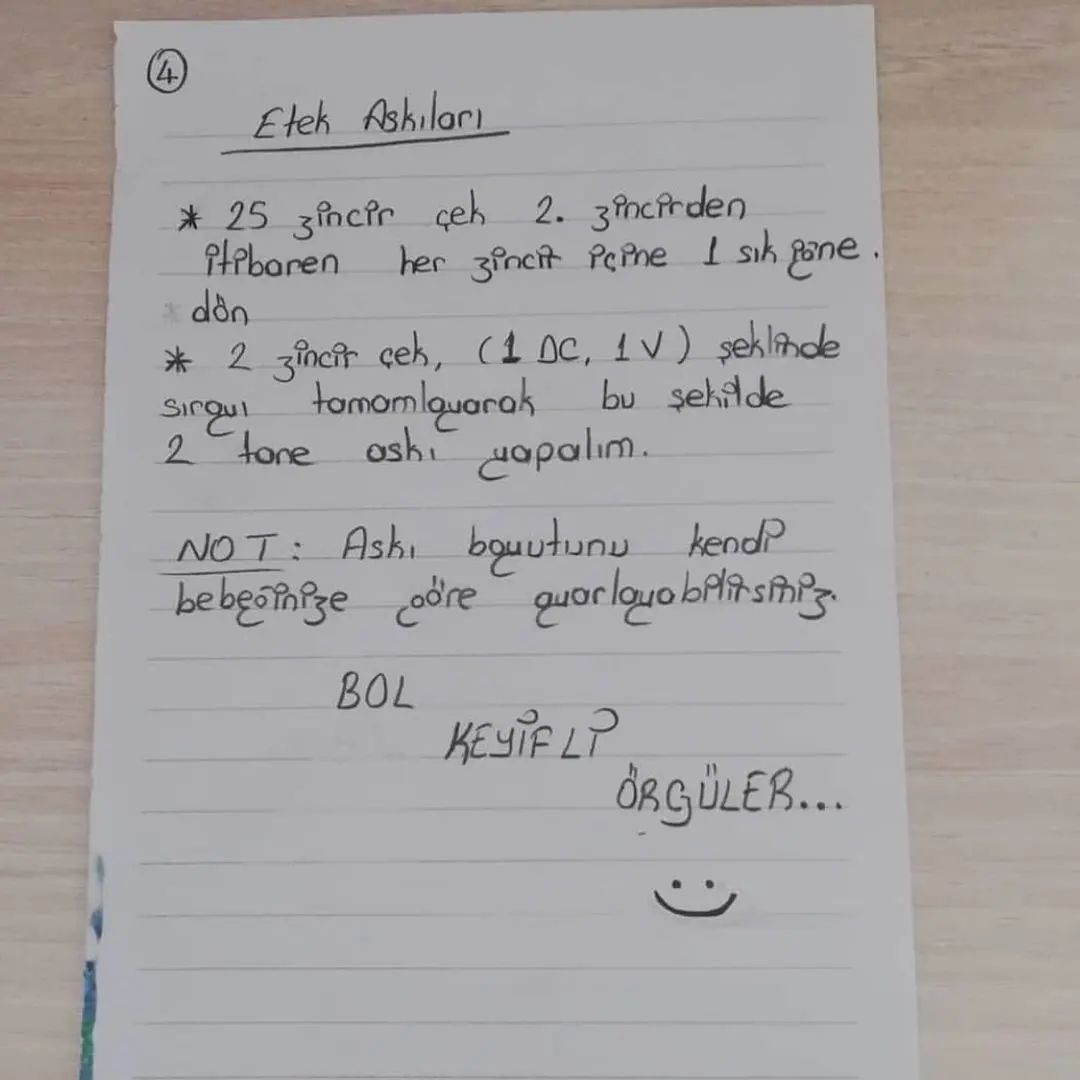 Mor elbise giyen kız bebek için tığ işi modeli