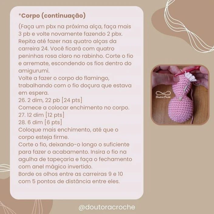 Padrão de crochê de pássaro rosa.