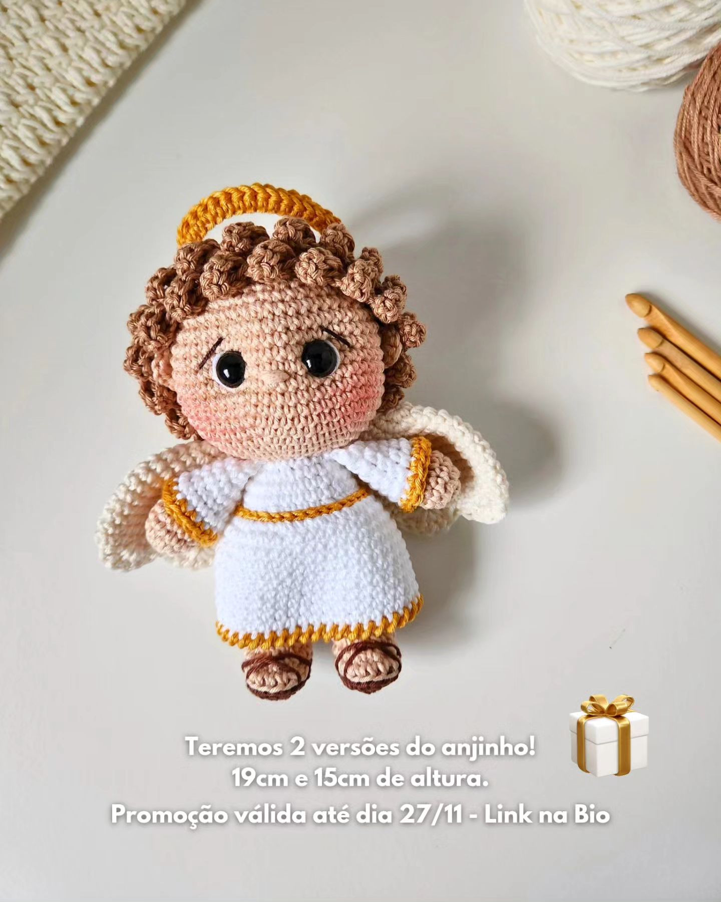 Padrão de crochê de um anjo usando um vestido branco.